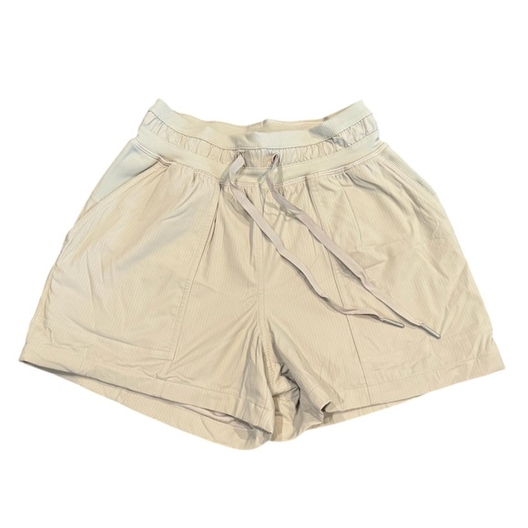 Lululemon Dance Studio High-Rise Short 3.5" - Picture 4 of 7